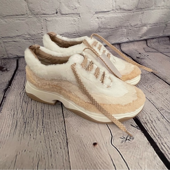 NWT Katy Perry The Fuzz fur low-top sneakers in white/nude 7 1/2 - Picture 2 of 8